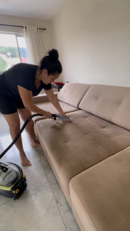 Equipe da Capitão Clean higienizando um estofado em atendimento